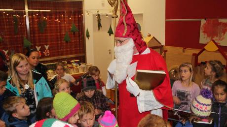 Die Krippenkinder der Drachenhorstgruppe des St. Vitus Kindergartens in Oberottmarshausen haben Besuch vom Nikolaus. 
