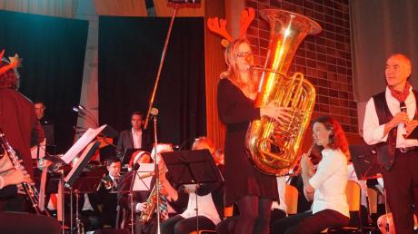 Einer der Höhepunkte beim Konzert in Langerringen: Anna Hienle mit Tuba als Rudolph the Red-Nosed Reindeer und Bariton Peter Huber.  
