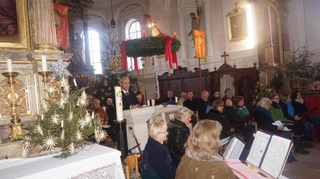 Pfarrer Sebastian Kandeth begrüßte die Musiker und Zuhörer in der voll besetzten Pfarrkirche. 
