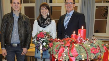 Andreas Ruf und Manuela Lutzenberger wurden bei der Jahresschlusssitzung von Langerringens Bürgermeister Konrad Dobler für ihre beruflichen Leistungen öffentlich geehrt. 