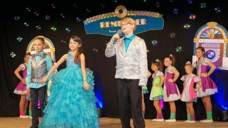 Moderator Tim (Kinderprinz des Vorjahres) präsentiert Prinzessin Carolina I. (Albrecht) und Prinz Niklas I. (Zeininger-Benning), beide neun Jahre alt.
