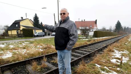 Erwin Walter zeigt auf sein Haus in Margertshausen. Wenige Meter entfernt verlaufen die Gleise der Staudenbahn, deren Reaktivierung immer näher rückt. Ende 2018 soll sie fahren.