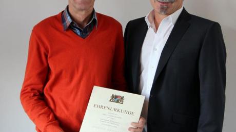 Der technische Leiter der Kläranlage Wehringen, Joseph Kugelmann feierte sein 25-jähriges Dienstjubiläum. Bürgermeister Manfred Nerlinger überreichte ihm eine Urkunde. 
