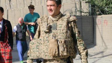 Kommodore Frank Gräfe 2014 in Kabul auf dem Weg zum Nato-Hauptquartier. 