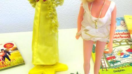 Die Barbie (Foto links) ist heute noch aktuell. Manche der Buchklassiker bleiben für immer modern. Puppen (Foto rechts) waren und sind noch immer sehr beliebt bei den Mädchen. 
