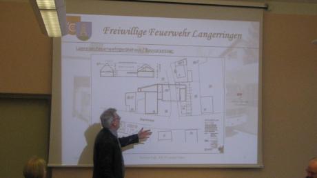 Architekt Horst Wüst und Kommandant Thomas Vogt stellten die Entwurfsplanung des neuen Feuerwehrhauses im Langerringer Gemeinderat vor. 
