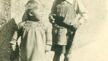 Karl Vogele bei Kriegsende im Bubenalter mit Schwester Anna.
