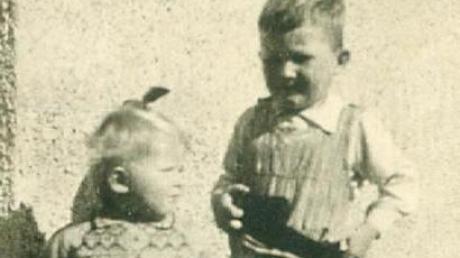 Dr. Karl Vogele bei Kriegsende im Bubenalter mit Schwester Anna.