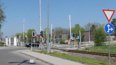 Der Gemeinderat hat beschlossen, zwei zusätzliche Schilder am Lagerlechfelder Bahnübergang anzubringen. 