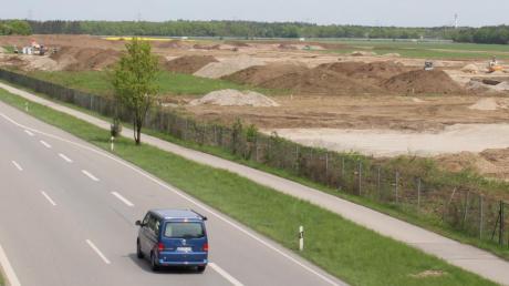Gestern, als BMW offiziell Kleinaitingen als Standort eines neuen Logistikzentrums bestätigte, waren auf dem Areal an der B 17 die vorbereitenden Arbeiten bereits in vollem Gange. 