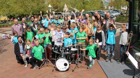 Die Bläserklassen der 3. und 4. Jahrgangsstufe der Grundschule Großaitingen präsentieren beim Brunnenfest ihr neues Schlagzeug. 	