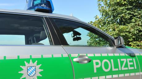  Ein 56-jähriger Autofahrer wollte zwischen zwei Wagen, die an der Ampel auf der B300 bei Steppach auf grünes Licht warteten, hindurch fahren. Symbolbild