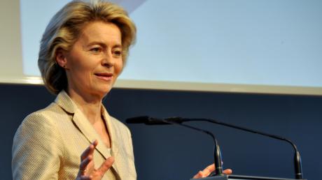 Verteidigungsministerin Ursula von der Leyen  hat neue Bundeswehrdienststellen am Lechfeld angekündigt. Bild: Brigitta Ernst