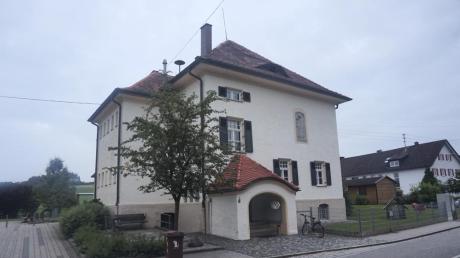 Die alte Schule in Scherstetten, jetzt Sitz der Gemeindeverwaltung und eines Kindergartens, soll energetisch saniert werden. 	