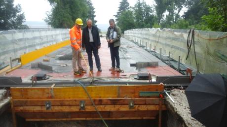 Brückenbauingenieur Robert Heinhaus (links) erläutert Großaitingens Bürgermeister Erwin Goßner (Mitte) und Bauamtsleiter Helmut Zott (rechts) den Stand der Sanierungsarbeiten.