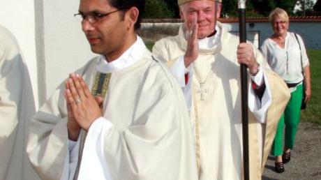 Weihbischof Anton Losinger (rechts), hier mit Pater Manjo Kuriskoso in Wehringen. 	