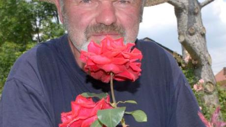 Helmut Rudel hegt und pflegt rund 600 Rosensträucher. 