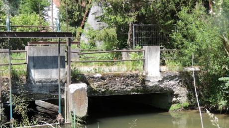 Im Frühjahr 2016 rücken die Bagger an – die baufällige Brücke über die Singold wird vollständig ersetzt. Kostenpunkt etwa 180000 Euro. 	