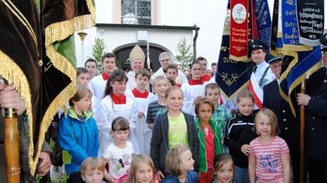 Ein Foto mit allen – das wünschte sich Visitator Weihbischof Anton Losinger ausdrücklich. 	