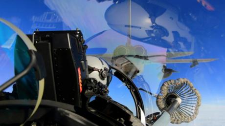 Eine Luftbetankung im Übungsmodus zeigt diese Aufnahme. Rechts im Bild der Korb, an dem der Pilot andockt um Kerosin aufzunehmen. 