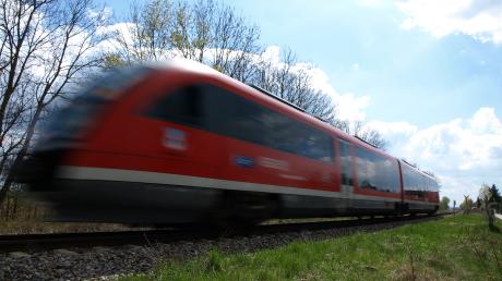 Zug, Deutsche Bahn, Lechfeldbahn aufgenommen in der Bahnhofstraße am Bahnhof in Klosterlechfeld. 
