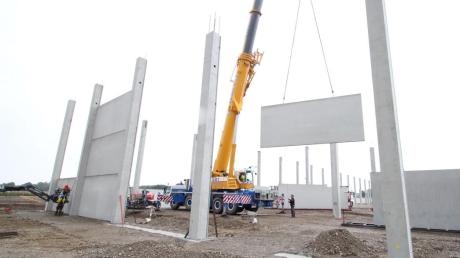 Mehr als neun Tonnen wiegen viele der Betonfertigteile, mit denen derzeit die Wände des BMW-Logistikzentrums zusammengefügt werden. 	