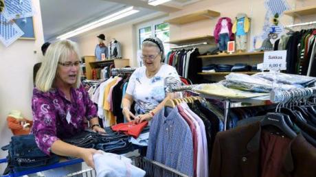 Die Mitarbeiterinnen im BRK-Laden Elli Hildensperger und Ruth Debler (von links) sortieren Kleider ein.
