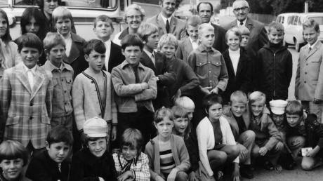Der AWO- Vorstand und der Bürgermeister Hartmut Gärtner verabschiedeten 1972 auf dem Rathausplatz in Bobingen 50 Kinder, die zu einem Erholungsaufenthalt nach Rodeneck fuhren. 	