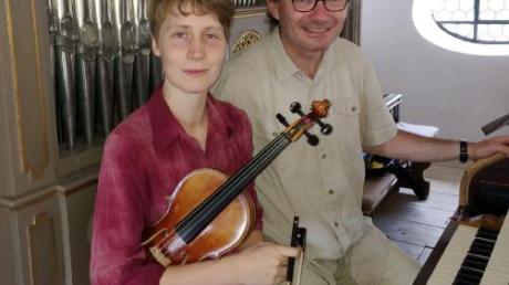 Violinistin Katharina Waldmann und Organist Harald Geerkens spielen in der Pfarrkirche Graben. 	