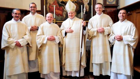 Fünf neue Diakone weihte Bischof Konrad Zdarsa (Mitte) kürzlich im Augsburger Dom,  darunter auch Armin Pfänder aus Großaitingen (3. von links).