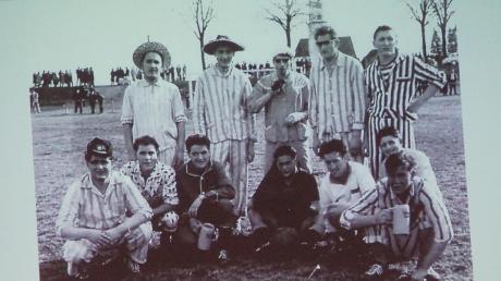 Wer sind die Personen auf dem Foto? Diese Aufnahme zeigt den Fußballer-Fasching, vermutlich aus dem Jahr 1961.
