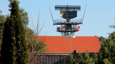 Diese Radaranlage wurde vor Kurzem in der Lechfeldkaserne aufgebaut. Anwohner im angrenzenden Teil von Lagerlechfeld sorgen sich nun um die Strahlenbelastung. Die Bundeswehr gibt Entwarnung. 