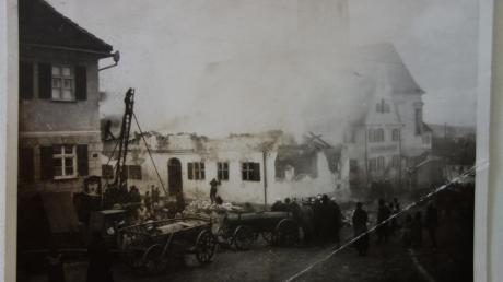 Vorher und nachher: Ende Januar 1903 brannte die Brauerei mit Gaststätte Alois Rothmayer in Zusmarshausen ab. Die Ursache ist nicht bekannt. Vom einst stattlichen Gebäude blieben nur die Grundmauern übrig. 	