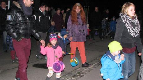 Die Kinder und ihre Begleitung zogen singend durch die Straßen von Lagerlechfeld.