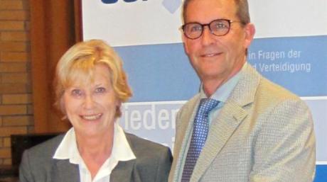 Die Präsidentin der Gesellschaft für Sicherheitspolitik (GSP), Ulrike Merten, hat in Berlin Michael Mäusly für seine Veröffentlichungen in unserer Zeitung mit einem Journalistenpreis ausgezeichnet. 