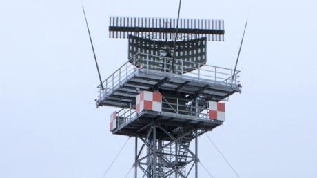 Etwa 30 Meter hoch ist der neue Radarturm in der Lechfeldkaserne. Er dient künftig der Ausbildung neuer Radarelektroniker der Bundeswehr. 
