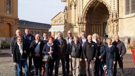 Die Vorstände der Partnerschaftsvereine aus La Baconnière und Langerringen beim Stadtbummel vor der Kathedrale in Metz. 	