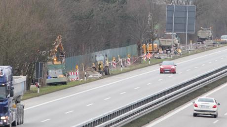An der B17 bei Kleinaitingen finden derzeit Arbeite im Bereich des Radwegs statt.