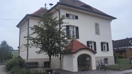 Die alte Schule in Scherstetten, jetzt Sitz der Gemeindeverwaltung und eines Kindergartens, soll energetisch saniert werden. Es geht um Zuschüsse. 	
