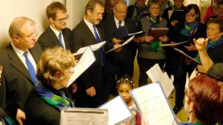 Die Chorgemeinschaft Graben sang für die Patienten der Wertachklinik – hier auf einer Station in Schwabmünchen – beim Weihnachtsbesuch der Klinikseelsorge. 	