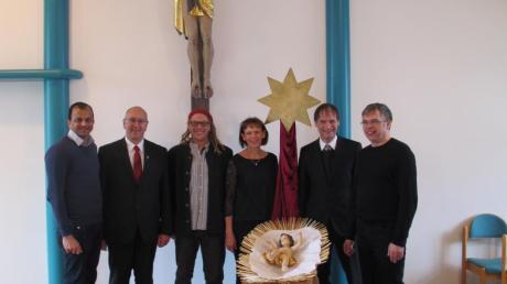 Pater Joshi Sebastian, Bürgermeister Erwin Goßner, Oliver Gall, Rita Steidle, Pfarrer Hubert Ratzinger und Diakon Jürgen Zapf fanden sich mit den Gästen des Neujahrsempfangs zu Gesprächen zusammen.  	