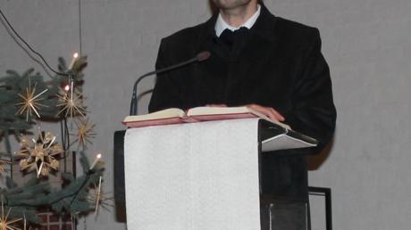 Pfarrer Hartmann während seiner Ansprache. 	