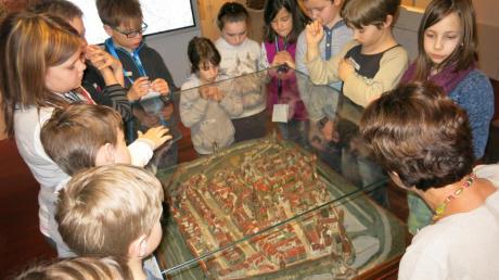 Ins Stadtmuseum von Kaufbeuren führte ein Ausflug Kinder aus Graben und Untermeitingen. 	