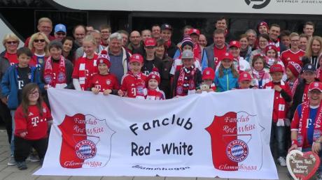 Linus (links) aus Augsburg hat dem Fanclub-Präsidenten Rudi Tausend zu Ehren seinen Teddybär „Bayern-Rudi“ genannt. Über 70 Teilnehmer, darunter 30 Kinder, fuhren mit dem Gablinger Bayern-Fanclub zum Bundesligaspiel nach München. Alex Rauch (rechts) aus Stetten bei Mindelheim war zum ersten Mal in der Allianz-Arena. 