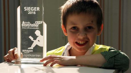 Beim „Kindle Storyteller Kids“-Wettbewerb von Amazon holte Lukas Koch für die Königsbrunner Christopherus-Schule den ersten Platz. Lukas freut sich sichtlich über seine Trophäe.