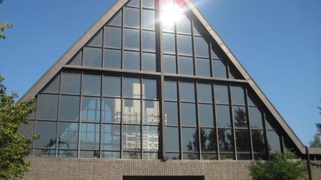 Steil ragt das Zeltdach der Kirche St. Martin in Lagerlechfeld auf. Jetzt gibt es Überlegungen, das Gotteshaus zu verkleinern.