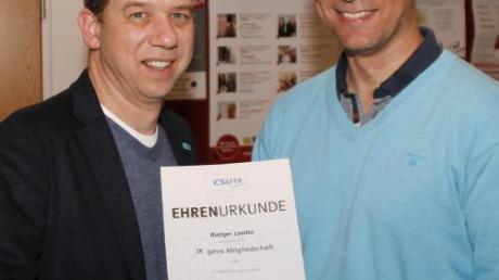 Rüdiger Landto (links) erhält vom CSU-Ortsvorsitzenden Torsten Willms eine Ehrenurkunde. 	
