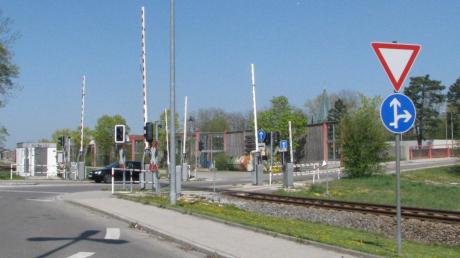 Die geplante Umgestaltung des Kreisverkehrs hat keine Auswirkungen auf die Beschilderung des Bahnübergangs. 	