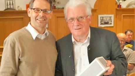 Marcus Knoll (links) bedankte sich bei Professor Walter Pötzl mit einer Flasche Wein. 