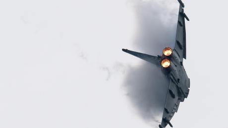 Sieht gefährlich aus, ist aber nur eine Kondenswolke, die der Eurofighter am Tag der Bundeswehr durchfliegt. Im August bereitet sich das Geschwader auf den Einsatz im Baltikum vor. Dann wird wieder nachts geflogen.